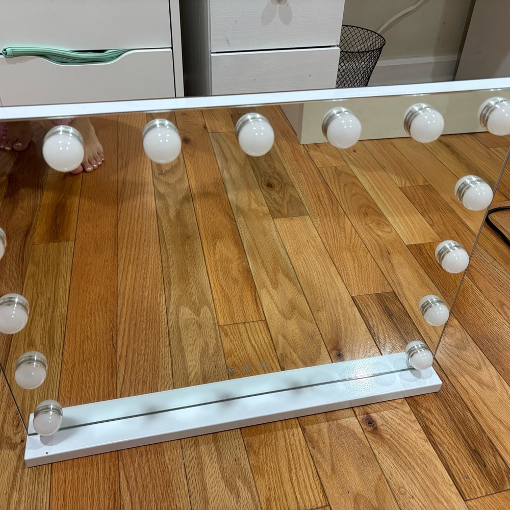 White Hollywood Vanity Mirror with LED Bulbs - Unbranded